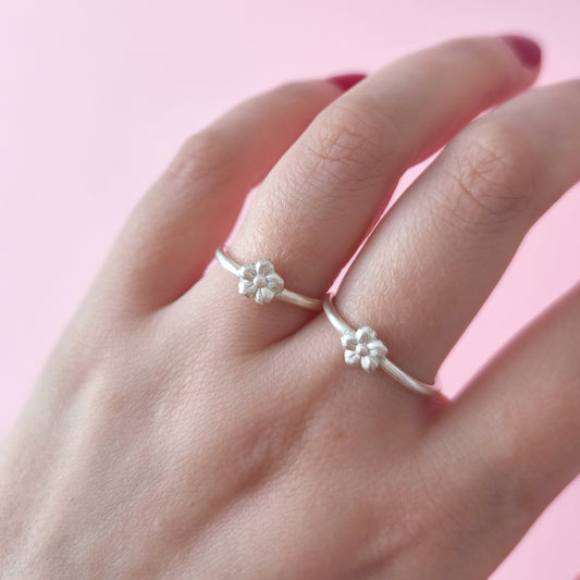 Anillo artesanal Flor en plata