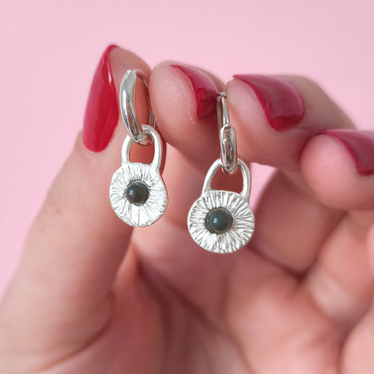 Pendiente artesanal Anatea en plata rayado combinado con obsidiana