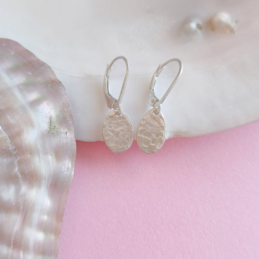 Pendiente artesanal Ona ovalado martillado de plata